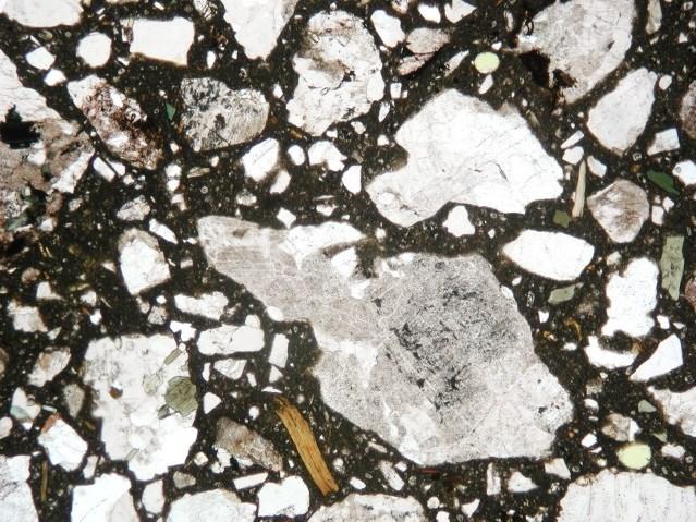 11037/OH/16 TUTKIMUSRAPORTTI 5 (15) OHUTHIEANALYYSI Kohde Betonilieriö Näyte JK 105 Työnumero 11037 Ohuthie RJK2 Ohuthieen koko 45x28 mm Tutkimuskohta Ulkopinta Karkea kiviaines Hieno kiviaines