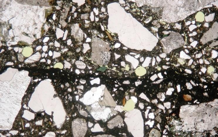 11037/OH/16 TUTKIMUSRAPORTTI 7 (15) OHUTHIEANALYYSI Kohde Betonilieriö Näyte JK 301 Työnumero 11037 Ohuthie RJK3 Ohuthieen koko 45x28 mm Tutkimuskohta 20-65 mm yp Kantava laatta Karkea kiviaines