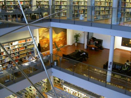 Näkymä kirjaston yläkerroksesta.