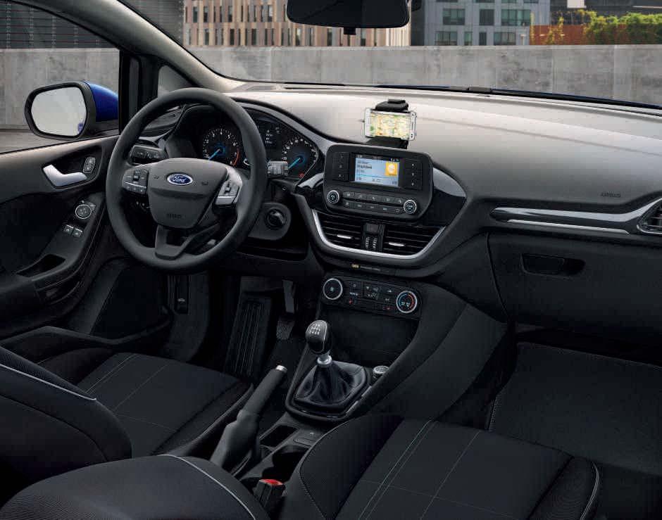 Veluurilattiamatot edessä MyKey -järjestelmä Rengaspaineen valvontajärjestelmä Ford EcoMode -tietojärjestelmä Ajotietokone Kattava turvavarustelu (etukamera, kaistavahtijärjestelmä, nopeudenrajoitin,