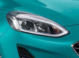 FORD FIESTA Mallisto Titanium Tärkeimmät ulkovarusteet 16 10-puolaiset kevytmetallivanteet Ylempi etusäleikkö kromikehyksellä ja -listoilla