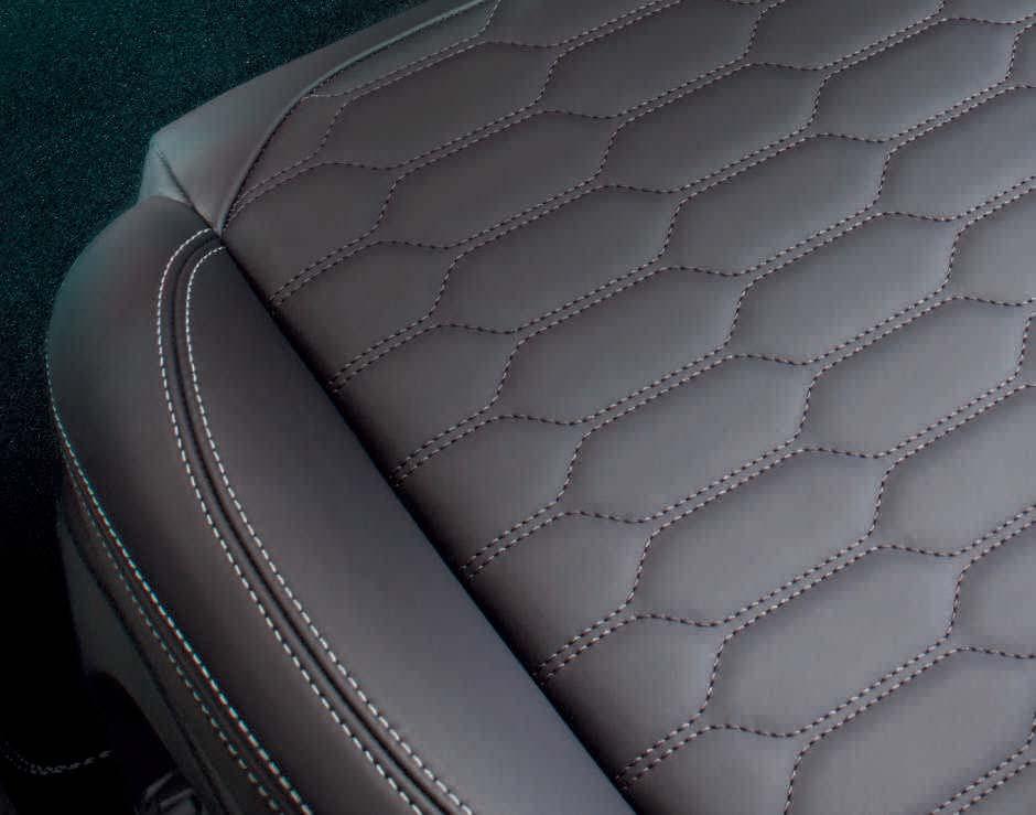 FORD FIESTA Värit ja verhoilut Vakiovaruste *Normaaliväri Frozen White, metalli- ja mica-värit, osanahkaverhoilu ja