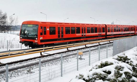 Kuva 13. M200-sarjan metrojuna. (Kuva: HKL) Länsimetron myötä HKL on ottamassa käyttöön uuden M300-sarjan metrojunan. M300-sarjan junat ovat lähes 90 metriä pitkiä ja nelivaunuisia.