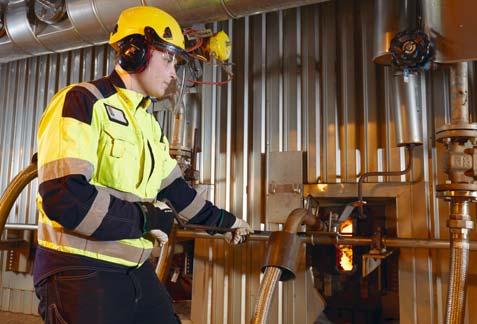Kuitupuun kuorinnasta syntyvä kuorihiekka kompostoidaan paikallisen yrittäjän toimesta ja käytetään kasvualustana viherrakentamisessa.