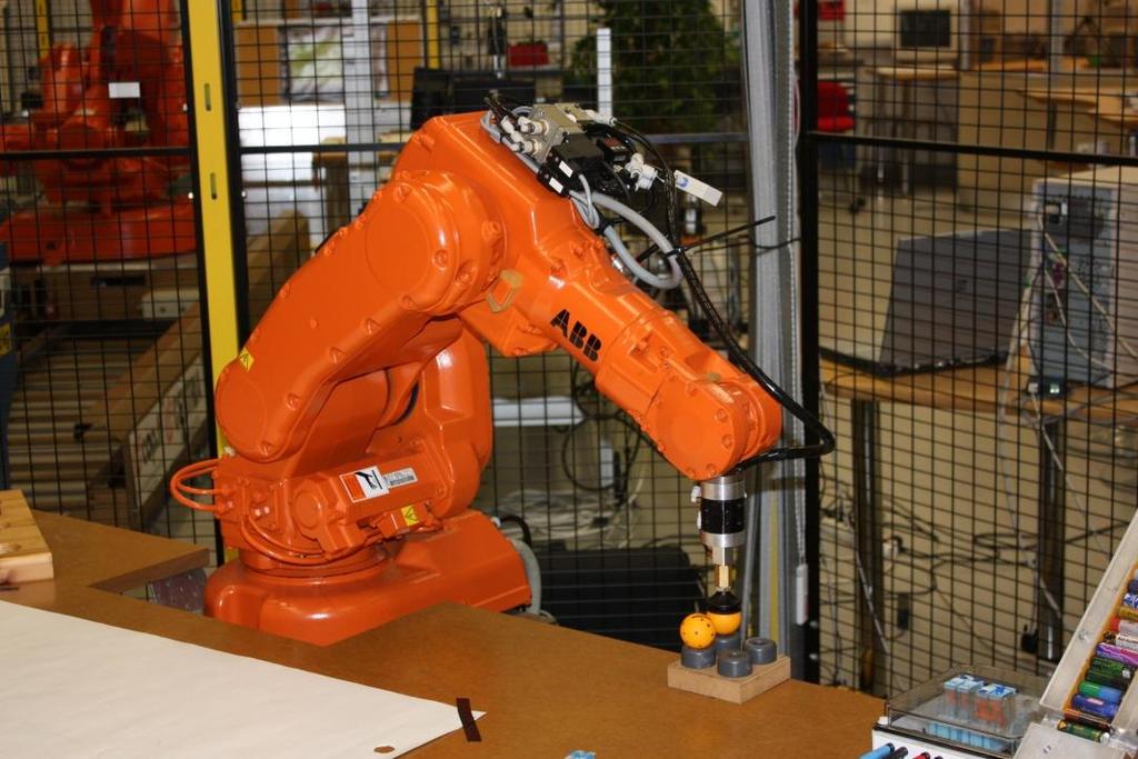 5 4 ROBOTIIKKA JA ROBOTTIHITSAUS Robotin määritelmä The Robot institute of American mukaan: robotti on uudelleen ohjelmoitavissa oleva monipuolinen mekaaninen laite, joka on suunniteltu liikuttamaan