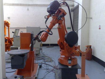 21 KUVIO 7. ABB hitsaussolu varustettuna IRB-2400 robotilla. (Global Robots ltd, 2010) 7.