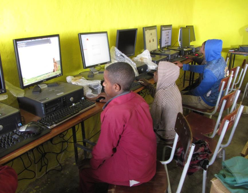 Debre Sinan tietokoneopetuksen kurssi Marraskuun alussa hankimme yhteistyössä CAMARA-järjestön kanssa kolmelle Tarmaber Woredan koululle 150 opetuksen tueksi tarkoitettua tietokonetta (50