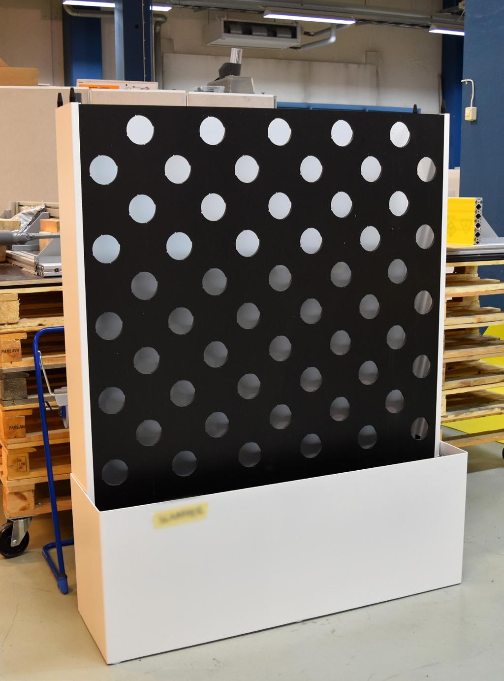Totesimme, että kaksi ihmistä pystyy käsittelemään maksimissaan 1200 x 1500 mm kokoisia valmiita moduuleja kasveineen.