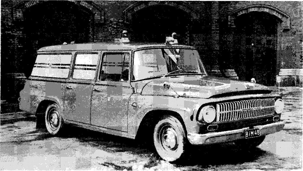 8. Palolaitos. F. 967 hankittu International-merkkinen ambulanssi Under gångna året anskaffad ambulans Ilmalan vesitorniin ja lähettimet pääpaloasemalle ja Kallion paloasemalle.