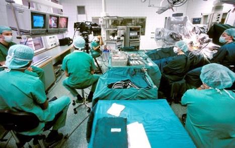 Integroitu tiimi Videographer Perfusionist Scrub Nurse Surgeon Owner