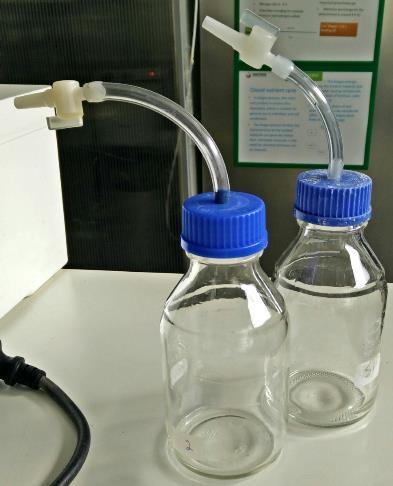 26 (44) 5.2.5 CO 2 -tuottokoe Hiilidioksidin tuottoa yritettiin selvittää suljetulla pullotestillä, jossa kompostinäytettä punnittiin 5 g 500 ml:n Schott-pulloihin.
