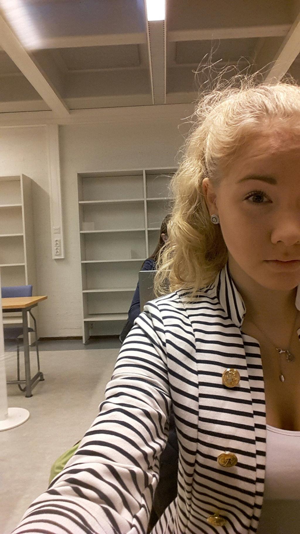 SUHTEELLISUUSTEORIA, JOHON NYKYINEN KÄSITYKSEMME UNIVERSUMISTA PERUSTUU, ASETTAA RAAMIT KAIKELLE, MITÄ TÄÄLLÄ TAPAHTUU, MYÖS AIKAMATKAILULLE.