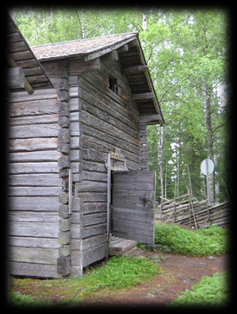 Kuva 11. Riihi Suomussalmen kotiseutumuseossa. Vainion ym. (2000, 16-18) mukaan huuhtakaskiviljelyn lisäksi käytössä oli myös tavallinen kaski ja rieskamaa eli tuorekaski.