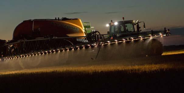 Vakio- ja lisävarusteet Vakio: Lisävaruste: FENDT 800 VARION VALOT Ylivoimaisesti paras näkyvyys myös yöllä. VARUSTELUVAIHTOEHDOT Fendt 800 Vario.Ylivertaisempi. Viimeistä piirtoa myöten.
