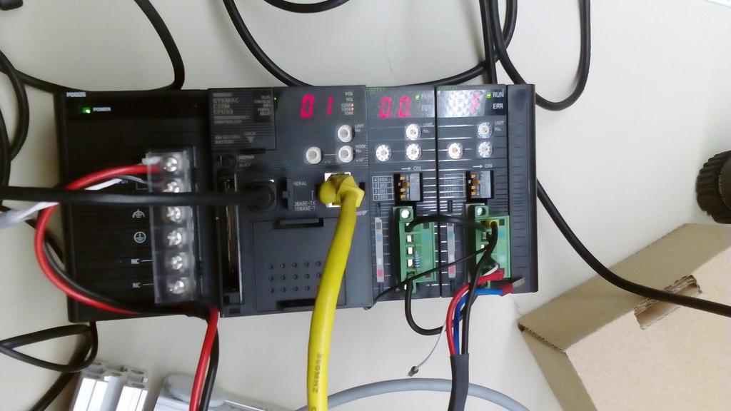 käyttöjännite, USBkaapeli ohjelmointia varten ja Ethernet-kaapeli, jolla