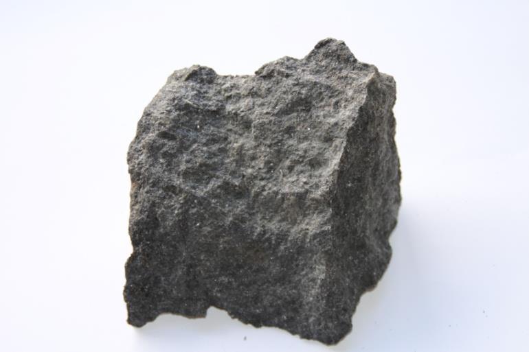 Kivilaji on pääosin hienorakeinen (paikoin karkeampi) mutta kuitenkin melko tasalaatuinen tumma kivi.
