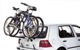 Eikö autossasi ole vetokoukkua? Kuljeta pyörät takaluukun päällä! lla on kolme käytännöllistä kuljetusratkaisua, jotka on uskomattoman helppo koota ja asentaa auton takaluukkuun.
