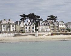 Bretagne Bretagne on niemimaan muotoinen rannikkoalue Luoteis-Ranskassa.