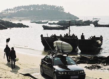 Qingdao Pekingistä 650 km etelään sijaitseva Qingdao on nopeasti kasvava moderni kaupunki, jossa on noin kolme miljoonaa asukasta ja värikäs sekoitus moderneja pilvenpiirtäjiä ja