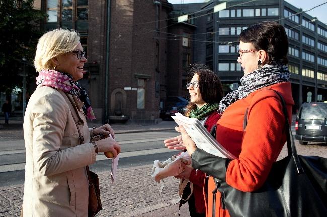 MAAILMAN PARHAITA UUTISIA JA LUOMUOMENOITA Kestävän kehityksen tavoitteiden ensimmäisen syntymäpäivän johdosta Kehys jalkautui Helsingin Rautatieasemalle yhdessä Suomen YK-liiton, UNDP:n,