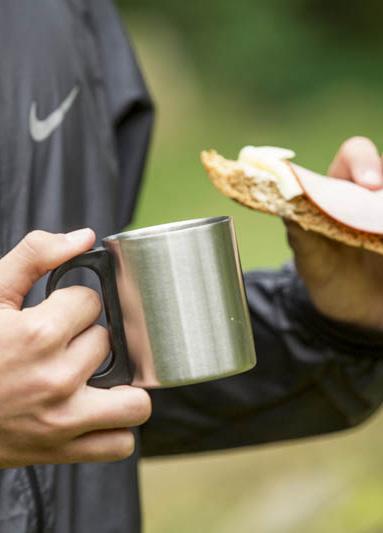 Kätevä muki piknikille ja
