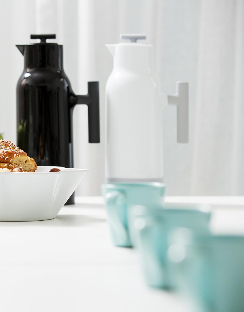 CAFE Aamun ensimmäinen kahvikupillinen kenties päivän paras. Kotona keittiön pöydän ääressä, matkalla autossa tai päivän ensimmäisessä työtapaamisessa.