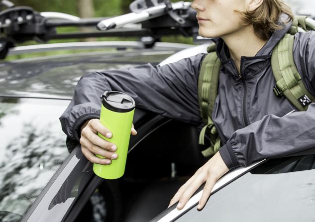 CAFE Automuki Ruostumatonta terästä/pp muovia. Ruostumattomasta teräksestä valmistetun automukin kaksinkertaiset seinämät pitävät juomasi lämpimänä 5 tuntia tai kylmänä 12 tuntia.