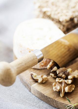 Oak juustoveitsi, 2 kahvaa Ruostumaton teräs/tammea. Täydellinen veitsi juustoharrastajalle! Kaksikahvaisen juustoveitsen avulla juusto on helppo pilkkoa tai viipaloida leikkuulaudalla.