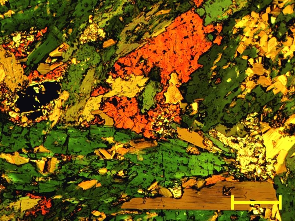 Aksessorisia mineraaleja ovat titaniitti, apatiitti, magnetiitti, kuparikiisu ja Ni-Fe-Co-sulfidi. Kuva 38.