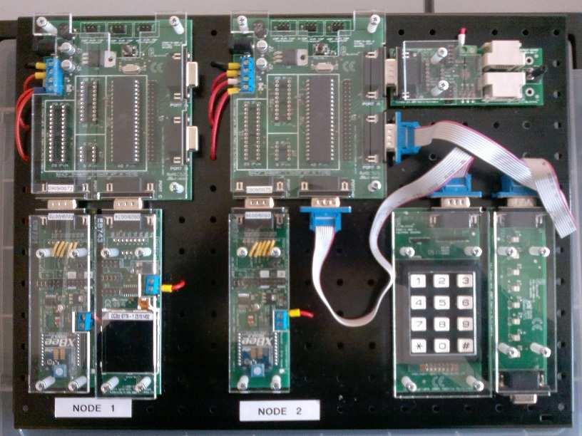 ZigBee-kurssin kokoonpanot (2) Työssä käytetiin kahta eri nodea, jotka olivat kiinnitettynä samalle peltialustalle.