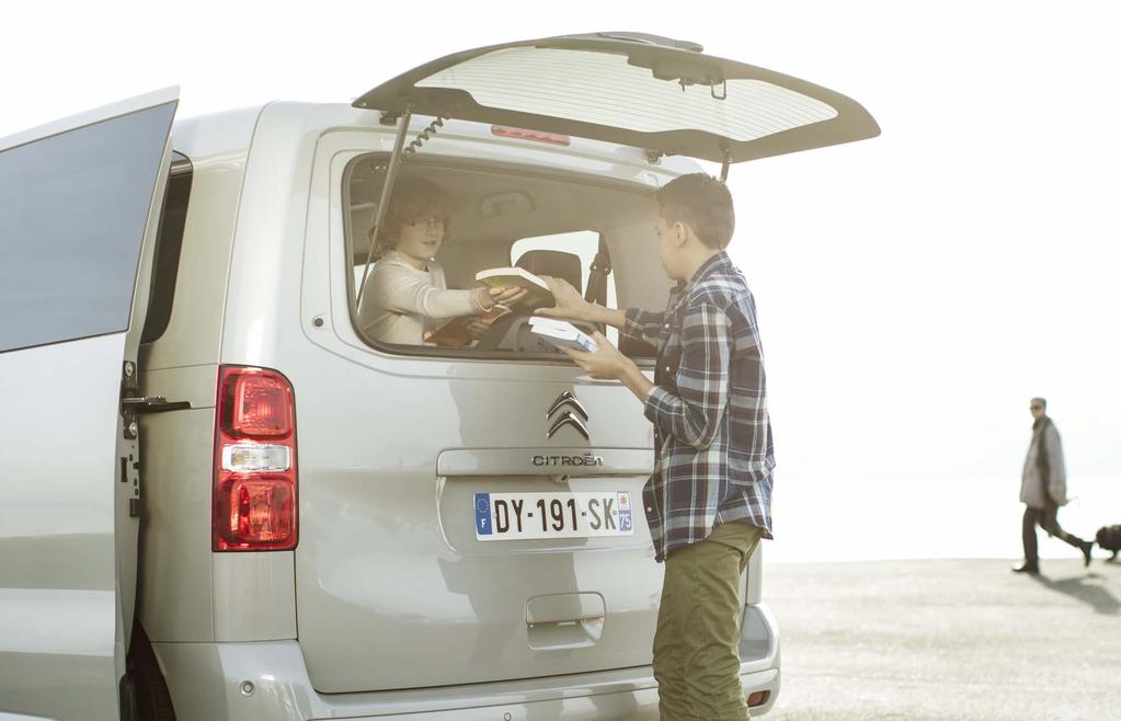 AVATTAVA TAKAIKKUNA CITROËN SPACETOURERISSA kaikki on otettu huomioon elämän helpottamiseksi.