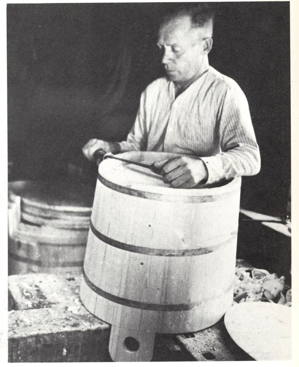 28 yksityiseen astiavalmistukseen 1900-luvun teollistumisen myötä.