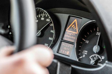 Pysyt kaistalla jopa kovissa tuuliolosuhteissa Helppoa kontrollointia ohjauspyörästä Vakiovarusteena oleva sivutuuliavustin auttaa kuljettajaa pitämään ajoneuvon omalla kaistalla kovassa tuulessa