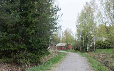 Mäkeä reunusti pitkään sotien jälkeen suhteellisen samanaikaisesti kasvanut omakotitaloasutus, joka on alkanut 2000-luvulla korvautua uudisrakentamisella ja
