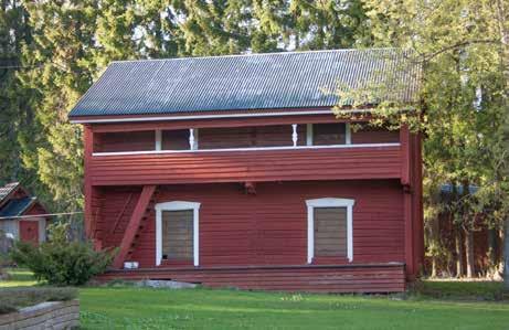 Mäkelän rakennukset ovat kylän muiden tilojen tavoin perinteisellä, jo vanhimmilla tunnetuilla Lahelan kylää esittävillä kartoilla, samalla tontilla kuin nyt.