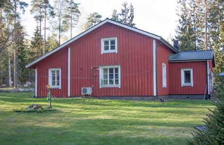 187 Pihan pohjoisreunaa rajaavat pitkänurkkainen pariluhti (26a; luokka 1) ja pieni avokuistillinen asuinrakennus alapytinki (26b; luokka 2) 188, molemmat hirsirakenteisia ja 1800-luvun