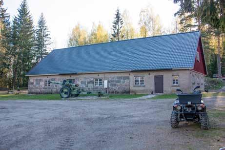 189 Talo on osittain hirsirakenteinen, osittain pystyhirsien ja täyteseinillä rakennettu sekä multapenkkiperustuksella.