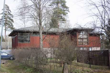 Ainoastaan tasakatto on korvattu harjakatolla vuonna 1998.