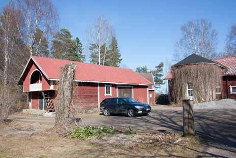 Vasemmalla Fram-Vesterbyn aitta 1C ja oikealla navetta 1B. 1_C_B_framvasteryn_aitta_navetta_IMG_4749.jpg. AV.