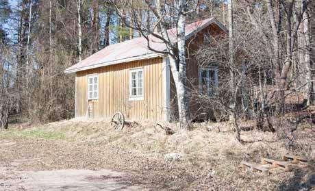 18 Pitkänurkkainen, vuorattu päärakennus (2; luokka 1) on vanhimmilta osiltaan todennäköisesti 1760-luvulta, 19