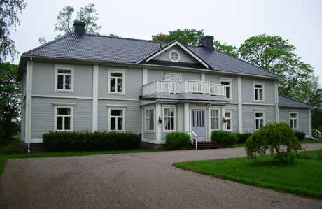 nus. Julkisivuja on jäsennelty ikkuna-akseleita erottavilla liseeneillä ja vaakalistalla.