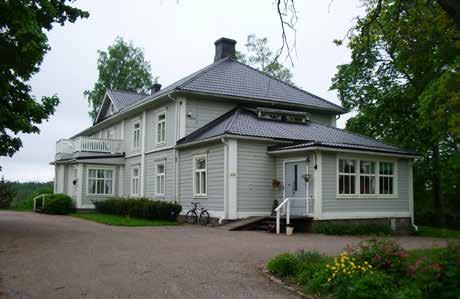 Rakennusta on useaan otteeseen uusittu, perusteellisemmin ainakin vuonna 1923 uuden omistajan myötä: verrattaessa ennen ja jälkeen kuvia nykytilanteeseen voidaan todeta, että tyylikkäästä