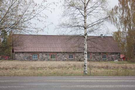 34 Luoteispäädyn yksikerroksinen lisärakennus on vuodelta 1900 35 ja vuoden 1923 uudistuksissa se menetti kattoparvekkeensa, joka on sittemmin 1990-luvun jälkeen palautettu.