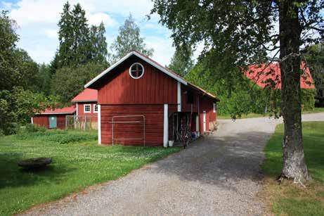 Lahelantien toisella puolella on yksi tilan vanhoista työväen asuinrakennuksista, ns.