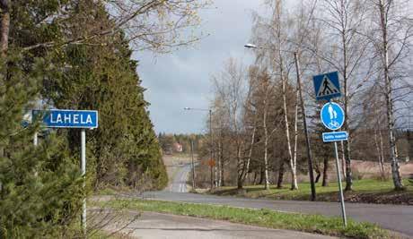 Pihan puolella joen suuntaisesti on betonitiilinavetta, joka on vuodelta 1939 ja uusi asuinrakennus vuodelta 1959.
