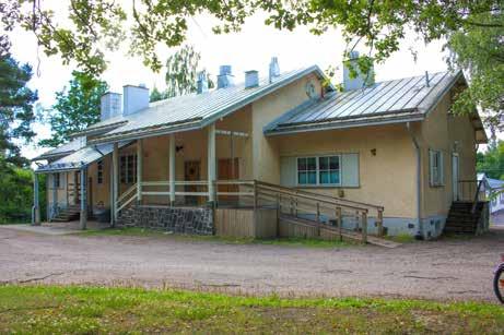 Kylän ensimmäinen koulurakennus (7; luokka 1) on mielenkiintoinen jo siksi, että se poikkeaa kunnan muista kouluista.
