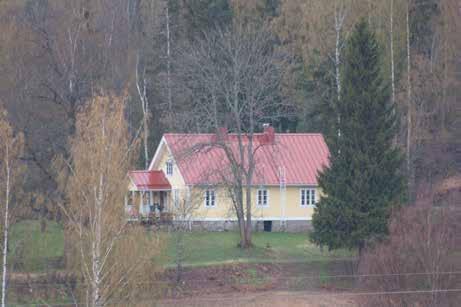 Inkilän naapurina on Maisalan vanha taitekattoinen talo (8e; luokka 3) vuodelta 1890. Lahelasta tulevan vanhan kylätien varressa, Ruotsinkylän peltoaukeiden pohjoisosassa, on säilynyt vanha torppa.