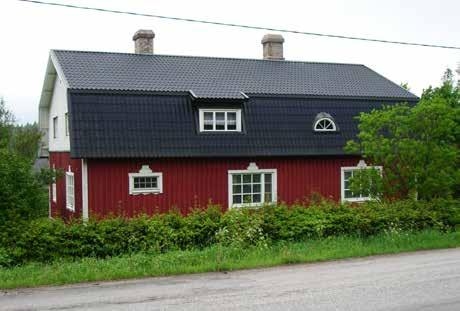 Rakennus on säilyttänyt alkuperäiset piirteensä hyvin. Se on samalla paikalla kuin aiempi päärakennus.