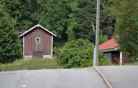 Sen tuntumassa ovat entinen talli (10a; luokka 1) vuodelta 1882, liiteri (10c; luokka 2) vuodelta 1901 ja kaksikerroksinen pari-aitta, joka on toiminut vilja-aittana (10d, luokka 1), joka on