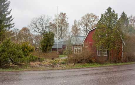 Samalla suurennettiin ikkunoita jugend-tyylisiksi (2-3 isoa pystyruutua ja pienten ruutujen täyttämä yläikkuna), joista yhtä on myöhemmin laajennettu edelleen.